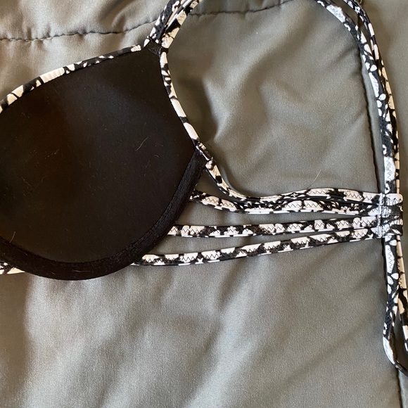 NWOT Shade and Shore bikini top in black/white. Push up 34B - Picture 3 of 4